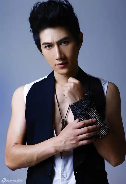 组图:何明翰写真赤膊上阵秀健美身材_高清图集_新浪网