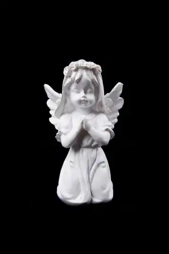 祈祷的小天使女孩石膏雕像