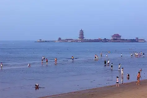 p>碧海浴场位于乐亭滨海旅游区东部,距县城25公里,在老米沟河口与