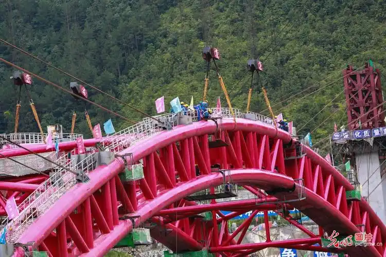 浙江省高速公路跨径最大的钢管砼拱桥合拢