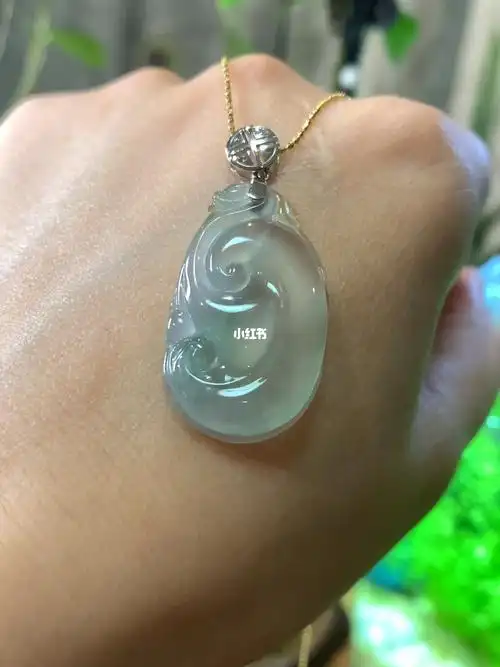 高冰飘彩如意翡翠吊坠