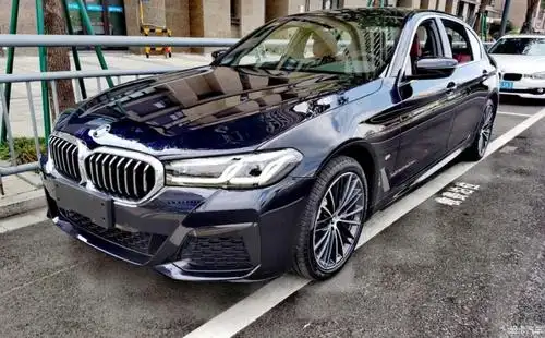 21款宝马530li领先运动炭黑火山红