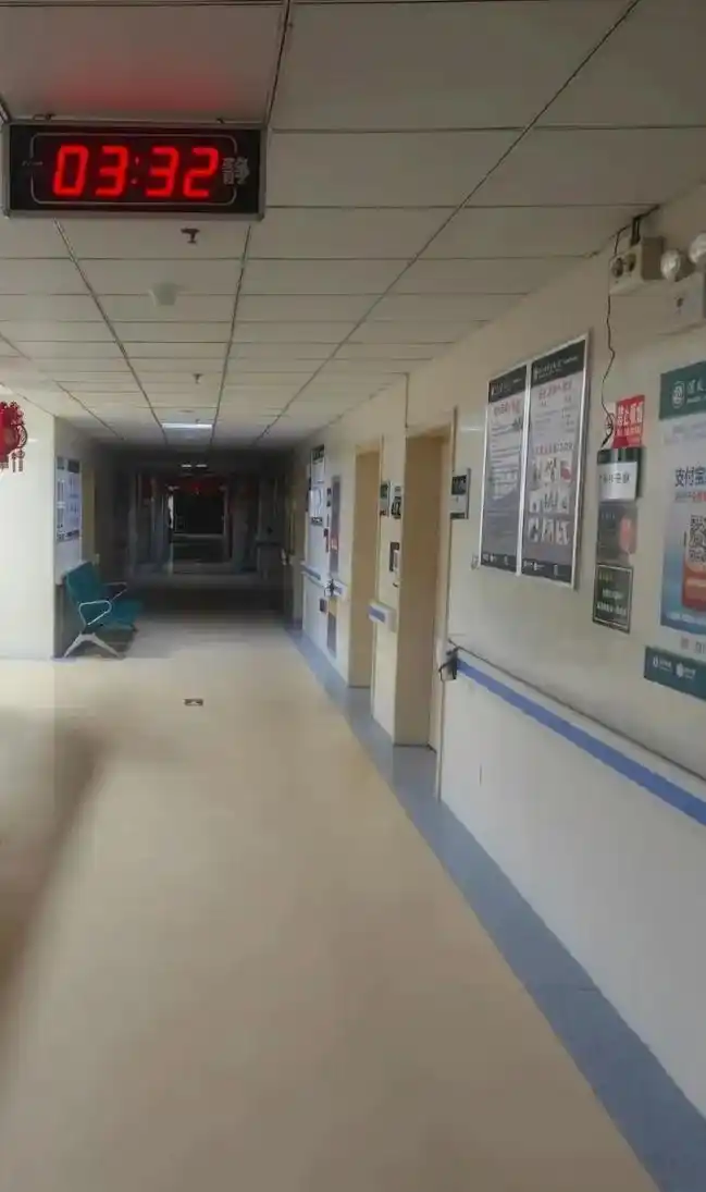 凌晨的医院很安静也很冷,有人彻夜难眠,亦有人烟雾缭绕,有人失声痛哭