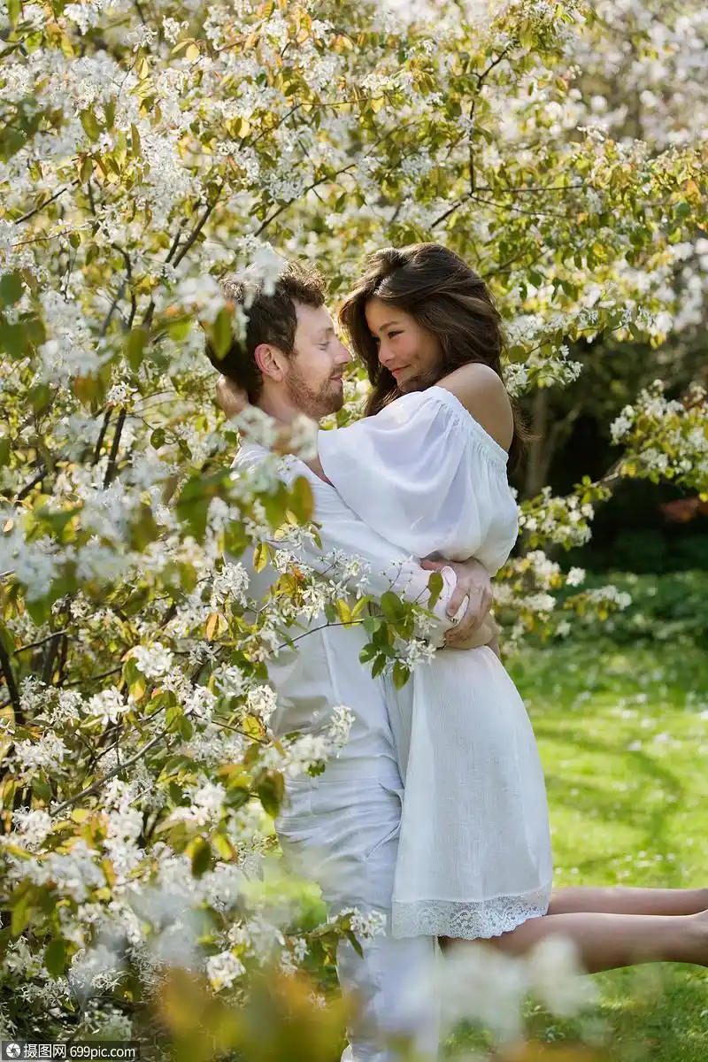 照片 外国人像 两个人 一对在公园拥抱的夫妇.jpg