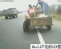 史上最牛的拖拉机司机,这样都还能开着走!