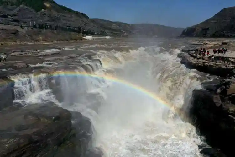 山西吉县黄河壶口瀑布再现彩虹桥