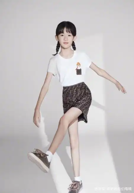 陆毅鲍蕾女儿因长太美被全网禁止整容,11岁穿马丁靴腿细到心动