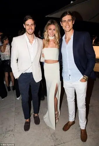 posing: the beauty wrapped her arms around fellow models02zac