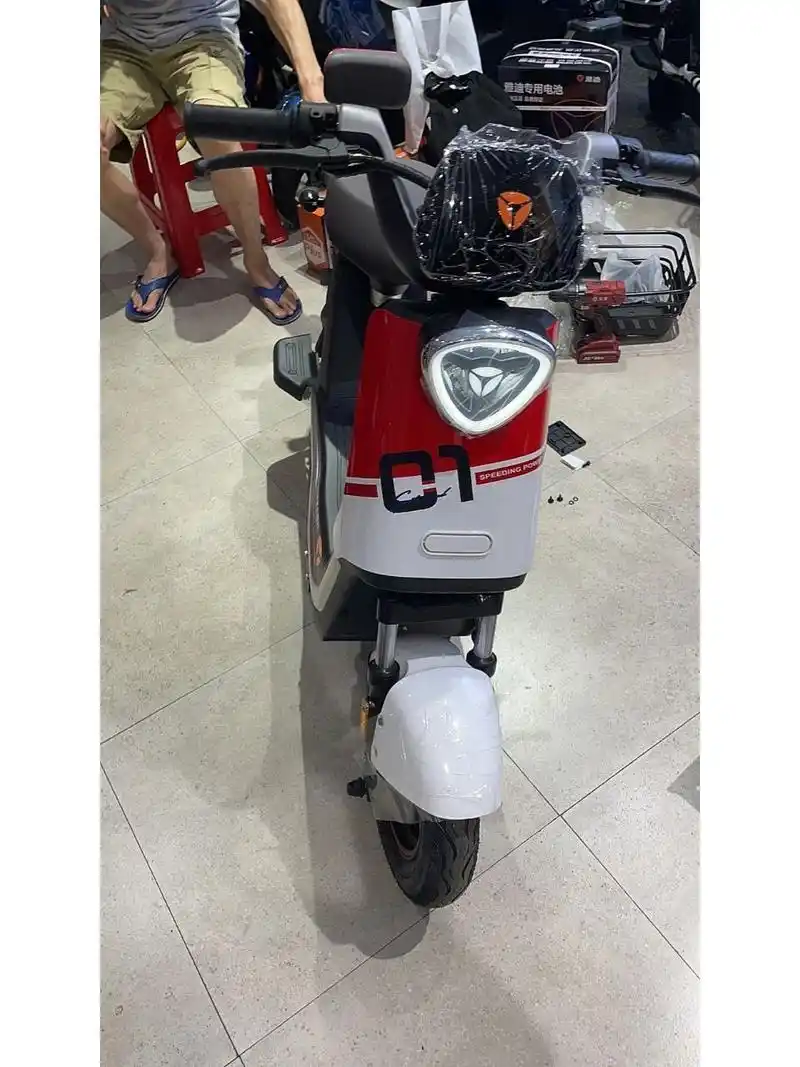 雅迪冠能酷越pro智趣版 这车到底是多少钱的呀昨天3899,四块电池,26v