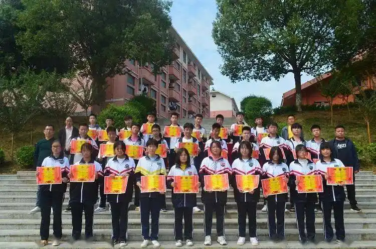 都昌三中高二年级月考表彰大会这一批学生获奖