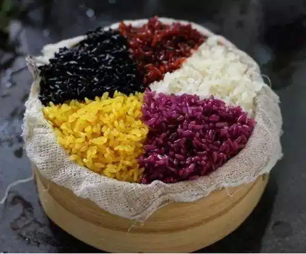 如苗族和布依族,他们都有自己的民族特色,美食便是其中一种