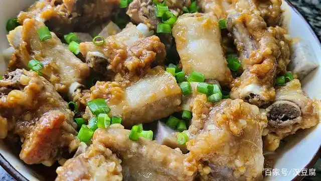 芋头蒸排骨,简单美味的一道家常美食,看着都想吃