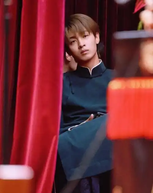 德云社秦霄贤拄拐出行身后跟着轮椅 网友评论笑翻插图5