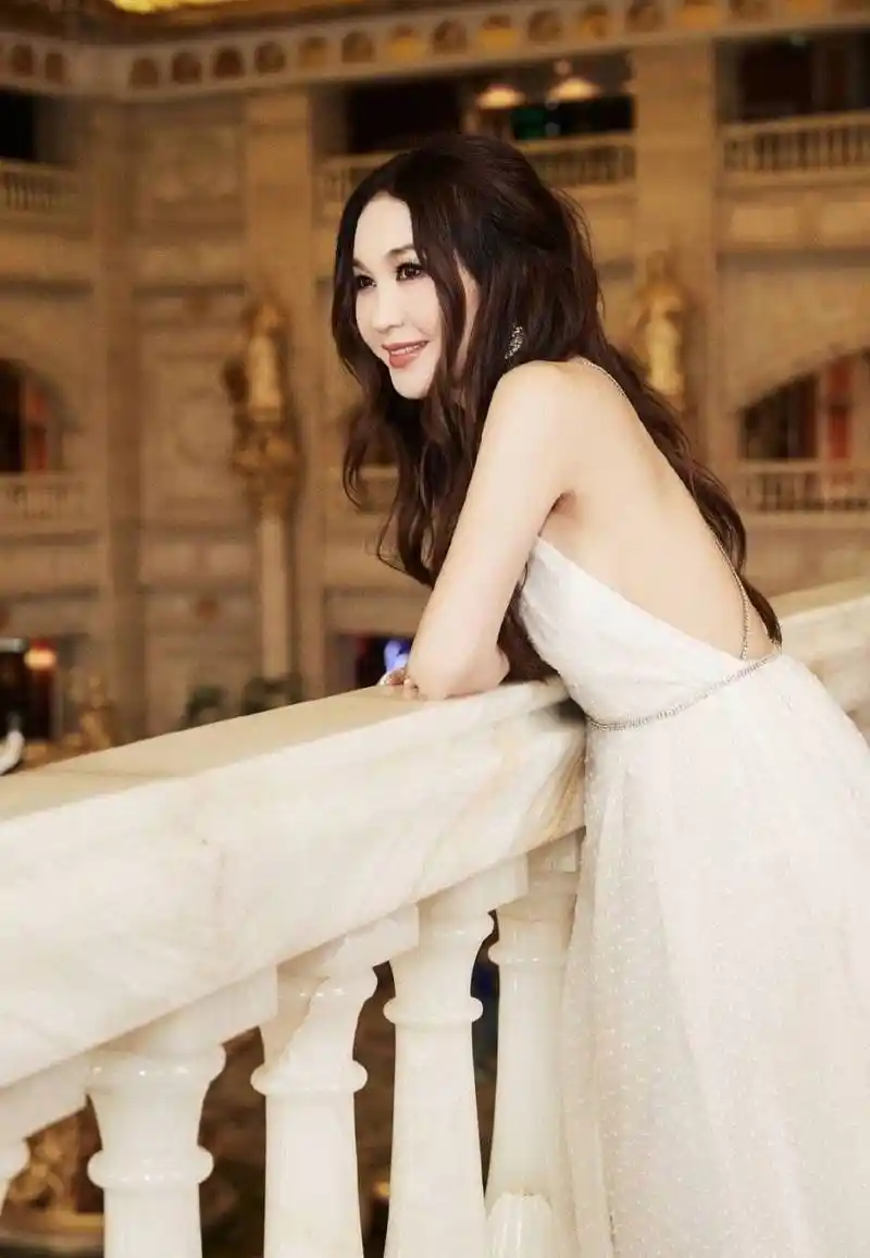 温碧霞身穿白纱长裙,温柔典雅.56岁仍然状态超群!