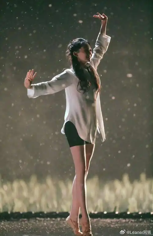 苗苗再跳经典舞蹈绒花,回忆杀随着舒展的舞姿扑面而来,梦回《芳华