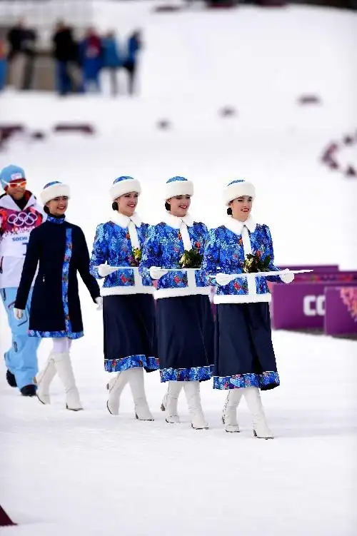 图文:俄罗斯美少女点亮冬奥会 礼仪在颁奖仪式