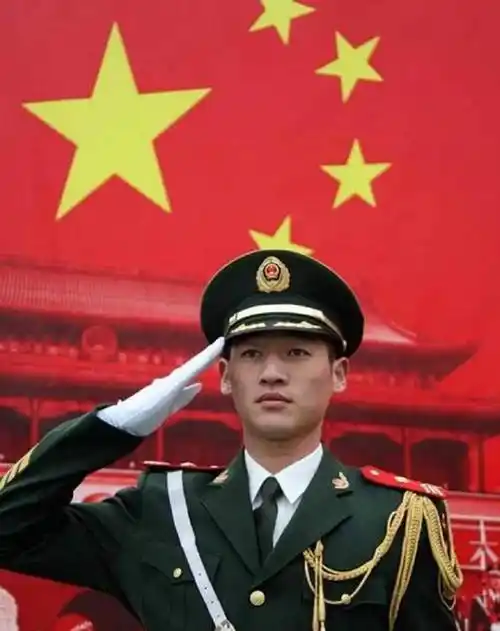 中国第一升旗手,11年升旗6200次无一失误,退伍后被