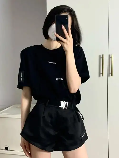 穿上一身黑就是看上去不好惹的短发酷girl98短t垫肩设计对塌肩女孩