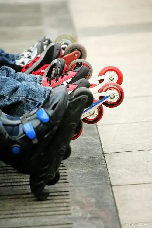 轮滑|简单易学的刹车教学,一分钟就能学会,初学者也不怕学不会