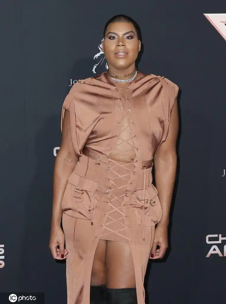 ej约翰逊一身贵妇装亮相