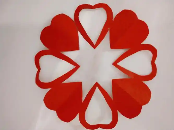 【化稍营中心幼儿园】/我们在行动(二)/剪纸《爱心剪纸》