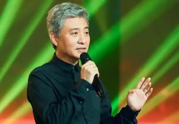 九次春晚的周炜,如何在老年时遭遇人设崩塌?