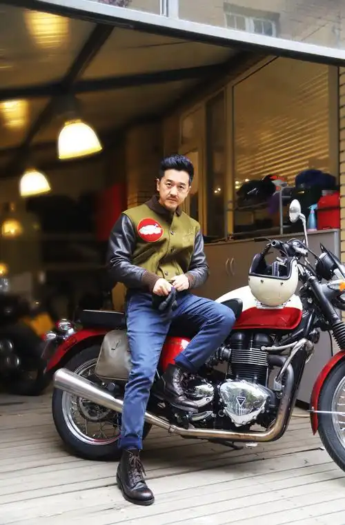 张帆复古机车照来袭 实力诠释男人风范韵味十足