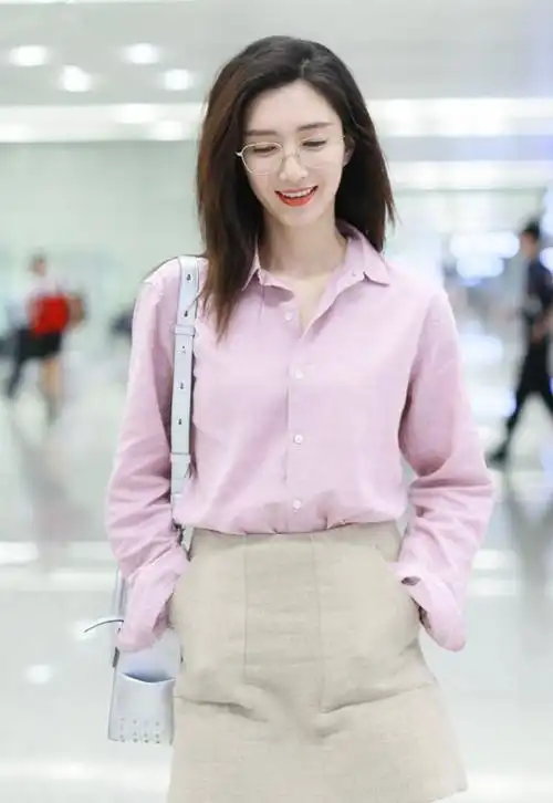 江疏影一改往日成熟风蓬松发型搭金框眼镜现机场红唇太显白