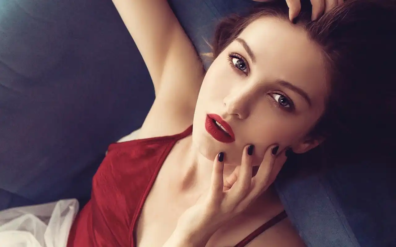 欧美红唇美女性感迷人写真桌面壁纸