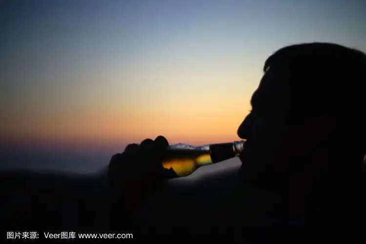 晚上在屋顶喝啤酒