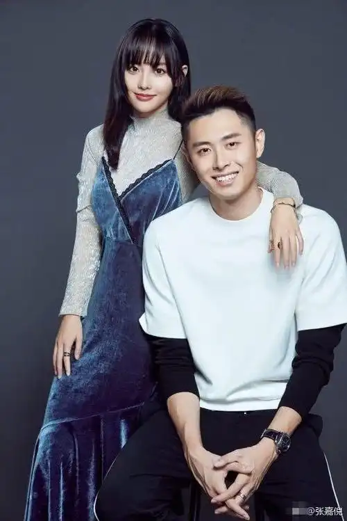 买超生日晒与张嘉倪合照庆结婚四周年,夫妻俩嘟嘴卖萌秀婚戒超甜