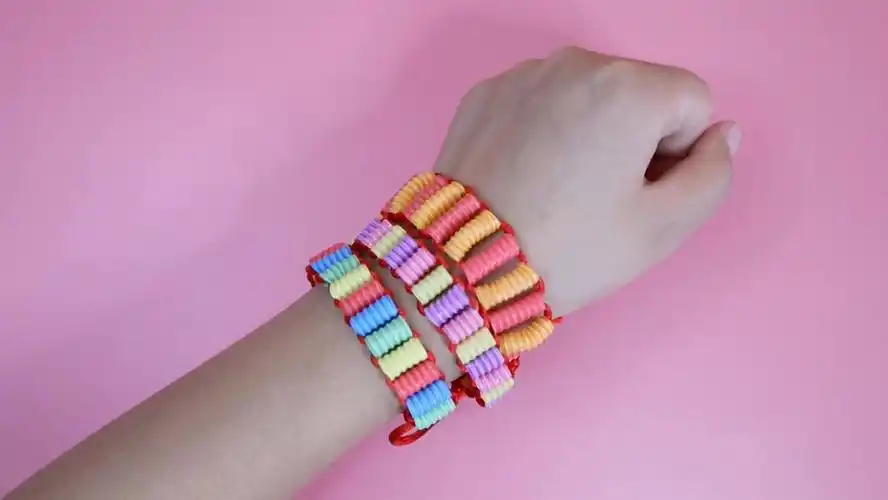 废物利用旧吸管制作漂亮手环