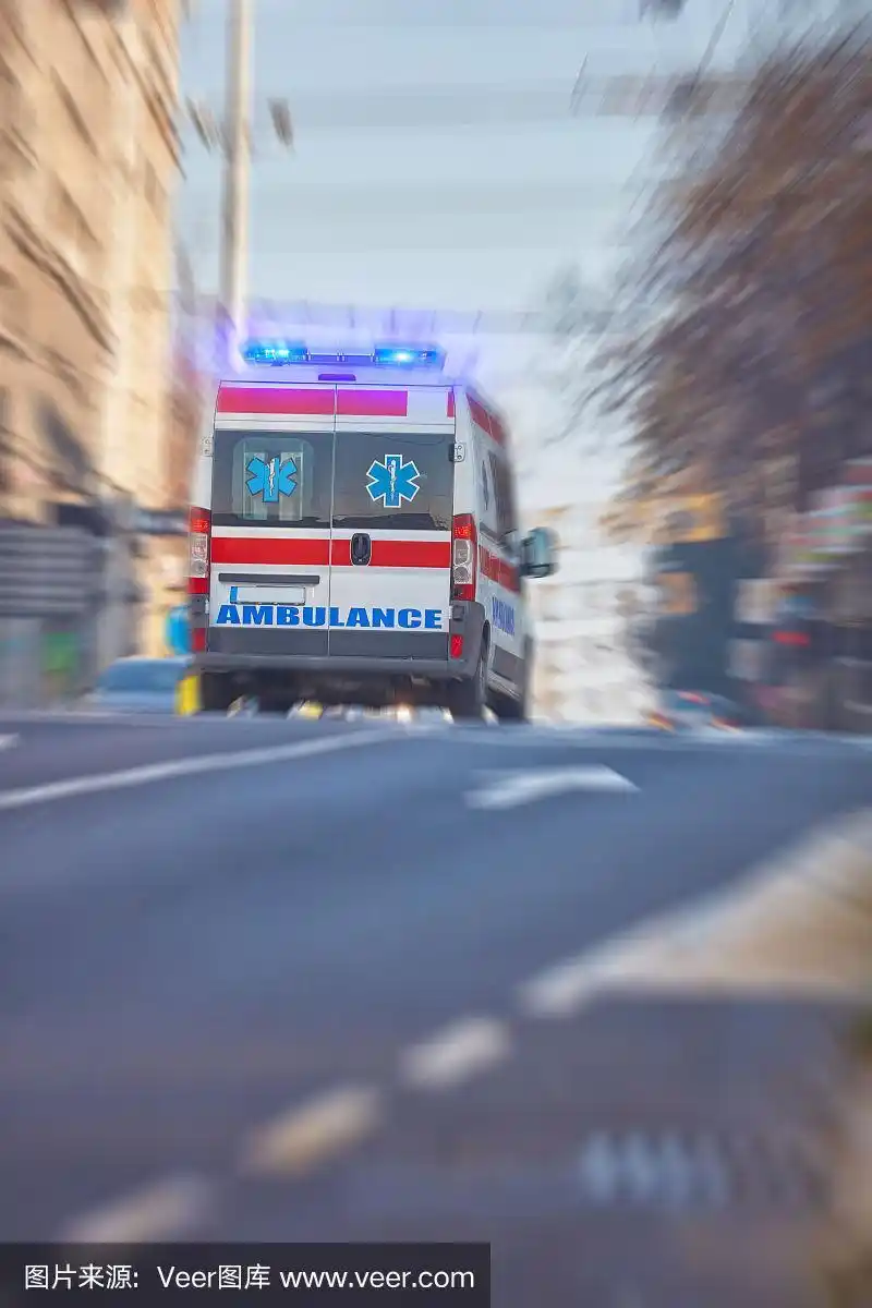 急救人员的911救护车在大城市里疾驰.