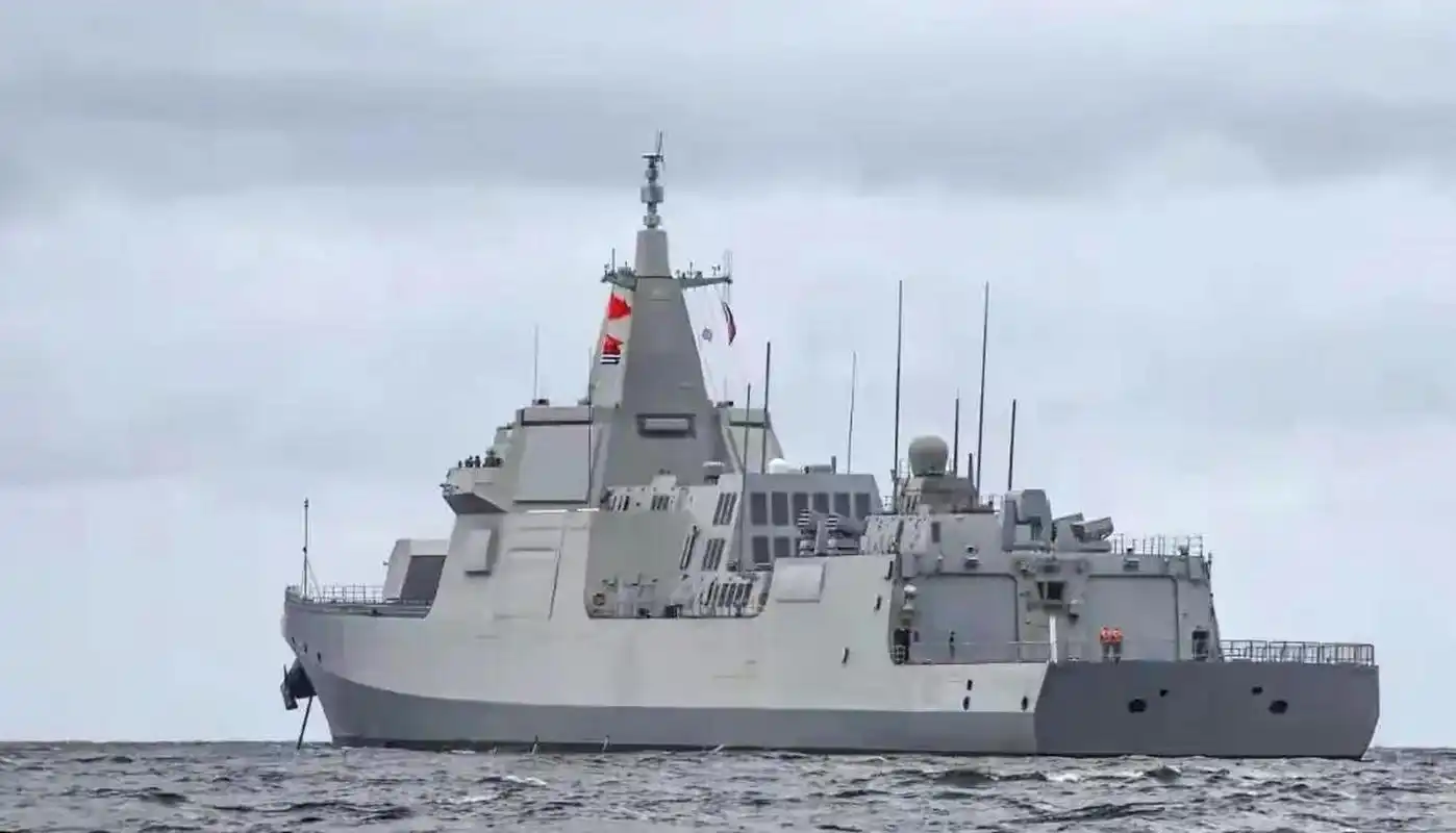 中国海军中拥有双机库的战舰只有三款:055型驱逐舰,051b型驱逐舰,052