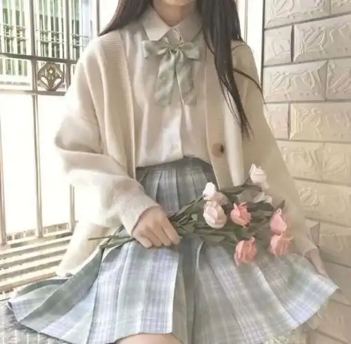 你能发一下你最喜欢的jk制服头像,或者女生头像(就是用手机遮挡住脸的