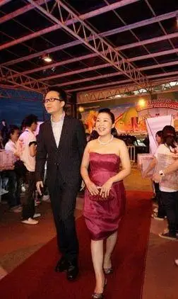 李雨儿《雨花石》版权颇受争议 与李玉刚关系扯不清(组图)