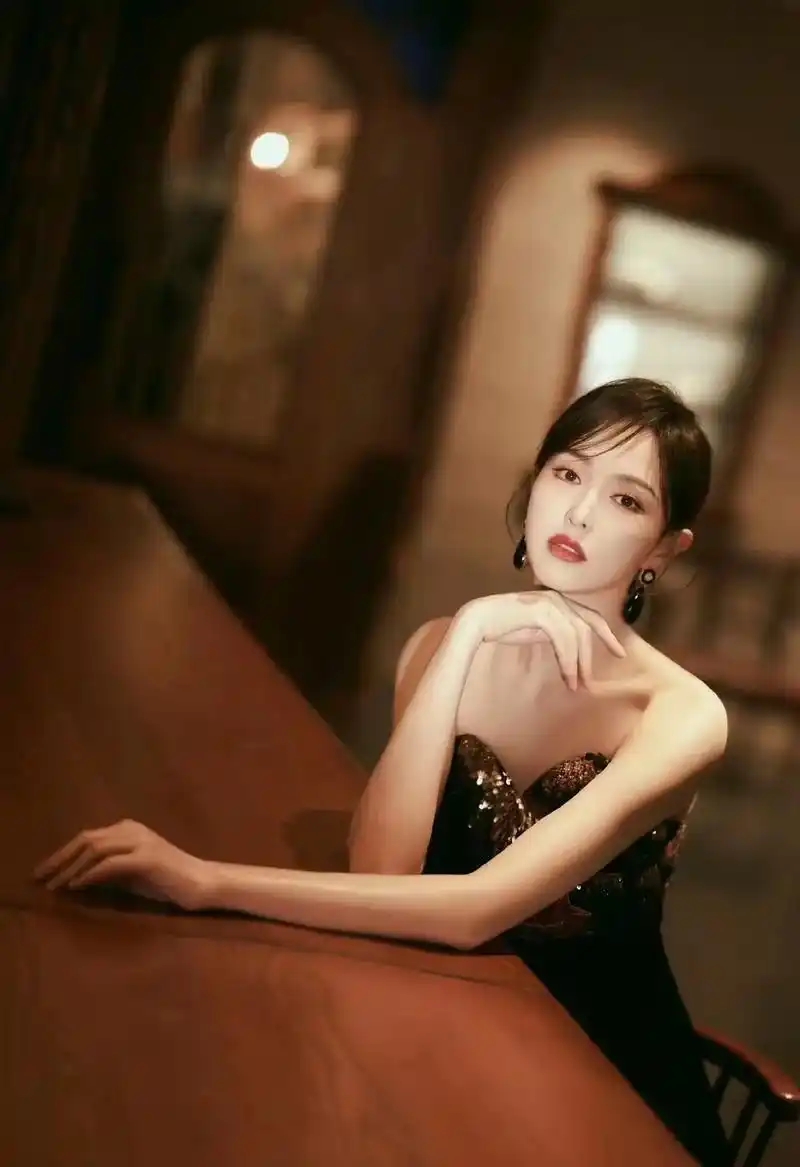 唐嫣此次身穿了最新设计的高定礼服,灵感致敬黄老先生的《富山春 - 抖