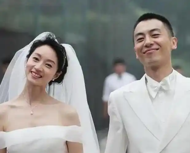 在光鲜亮丽的娱乐圈,沈佳妮和朱亚文这对夫妻档,为何能成为众人眼中的