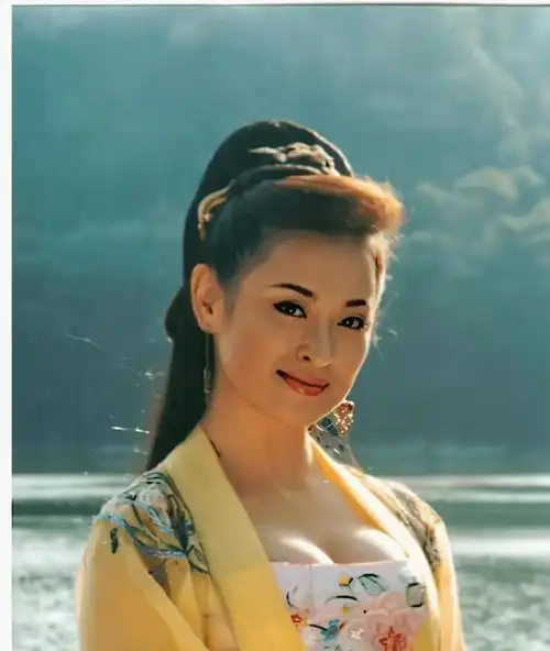 如今王璐瑶已经五十二岁,不管是长相还是身材都和当年有了比较大的