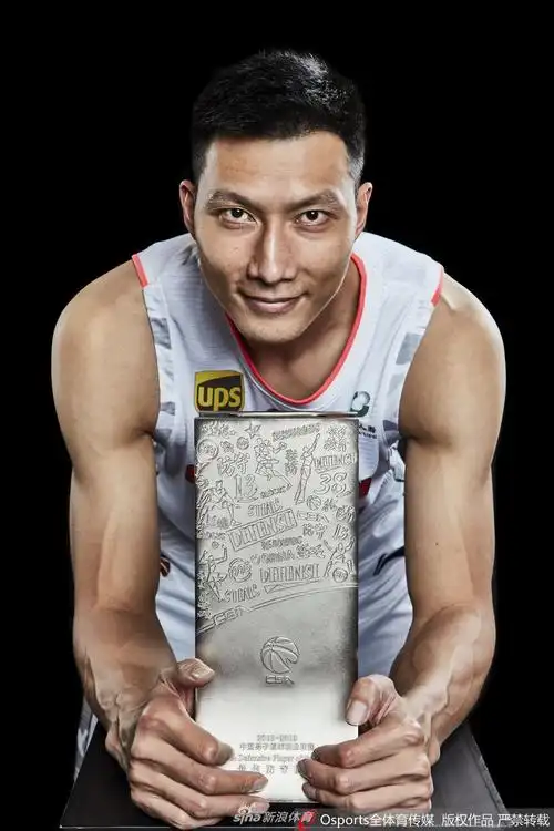 史上首位最佳防守队员易建联写真 对奖杯爱不释手_高清图集_新浪网