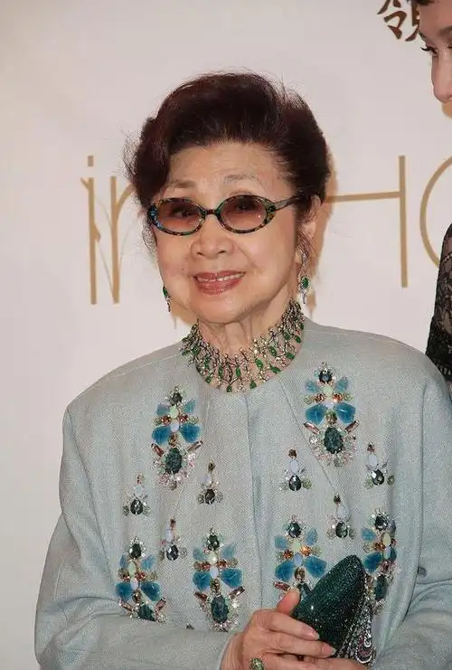 原创92岁白雪仙罕露脸看夺冠精神气色极好陈可辛为前辈包场