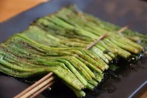 炸韭菜串油炸韭菜烤蔬菜烧烤蔬菜炸韭菜图片烤菜串烤金针菇串菜串图片