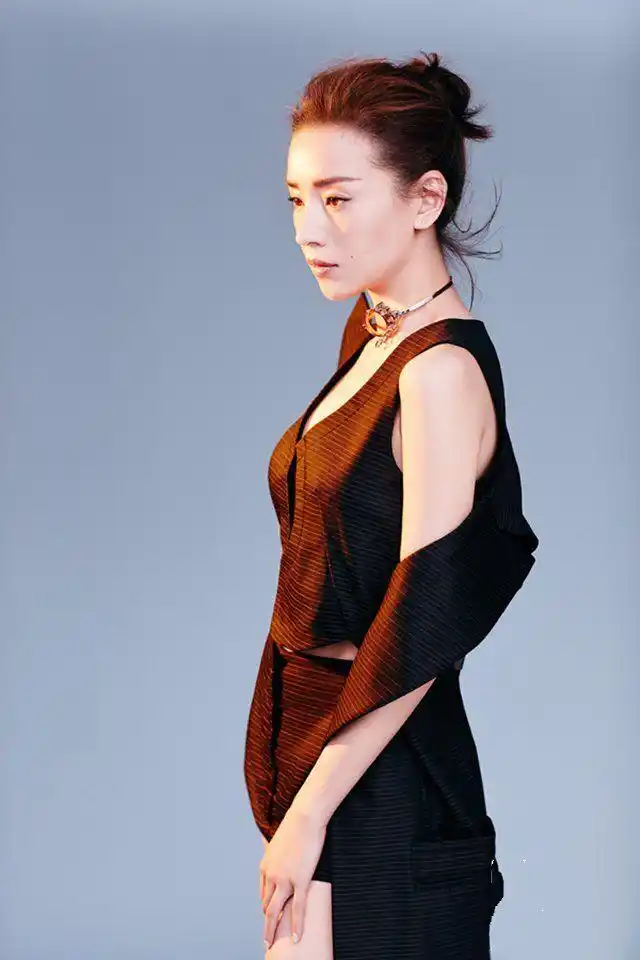 女神董洁肌肤胜雪,一颦一笑尽显迷人风姿