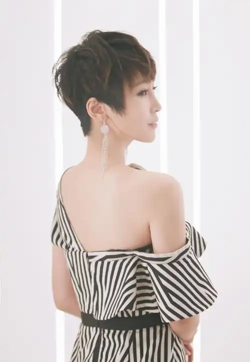 谢楠一身西服套装,搭配短发造型迷人又时尚,难怪吴京那么喜欢她