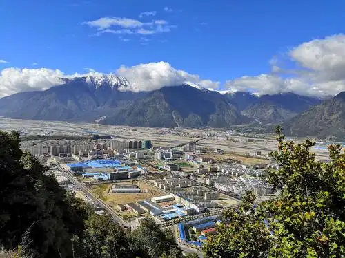 转比日神山俯瞰林芝市区