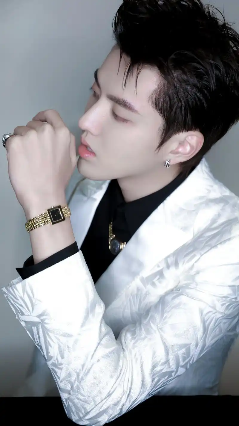 这里是白色西装吴亦凡, 尽显气质与活力