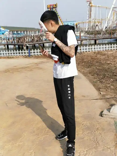 俺大哥的火力就是壮自从纹身之后他就好怕热今天已经穿上短袖了