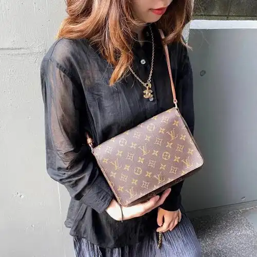 lv老花横版王菲包~人气款~这只成色好~配皮颜色浅,四角几乎没什么磨损