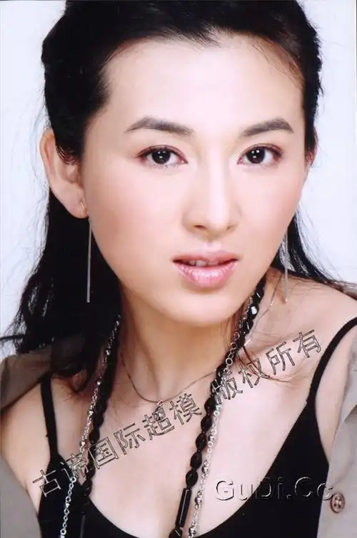 她俩好像哦当时看那个电视剧我以为是马苏