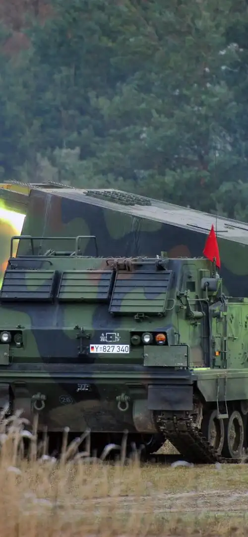 火箭发射器装甲车武器iphone壁纸